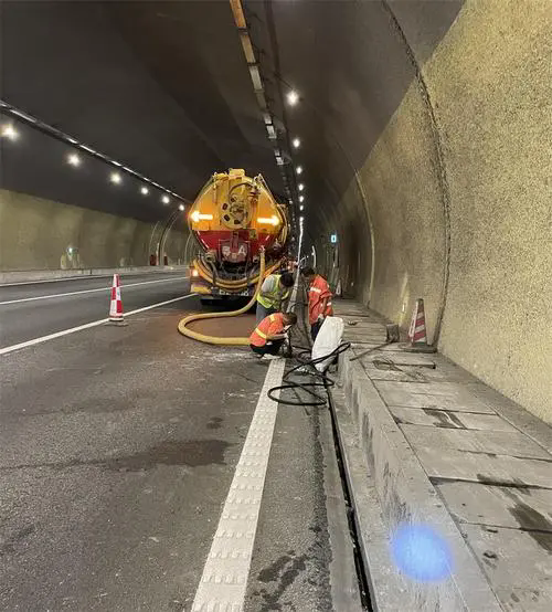 青铜峡隧道排水渠清淤